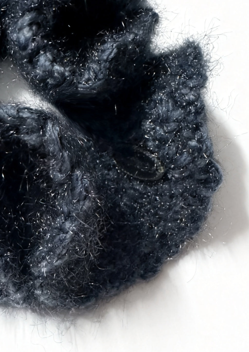 Metallic gebreide mohair scrunchie | Zilverzwart