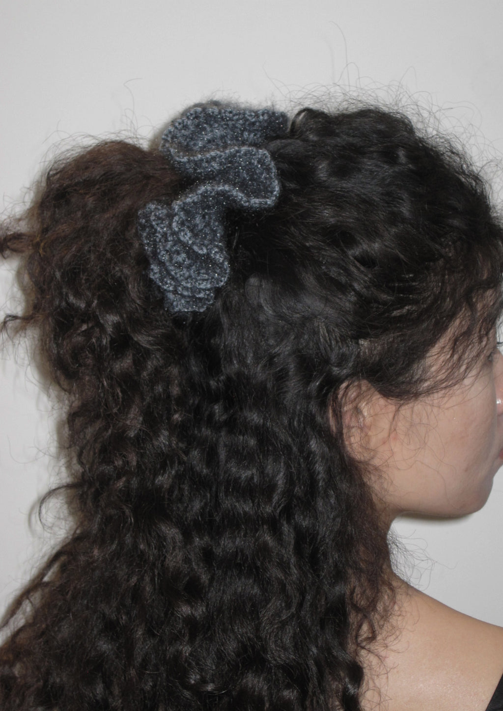Metallic gebreide mohair scrunchie | Zilverzwart